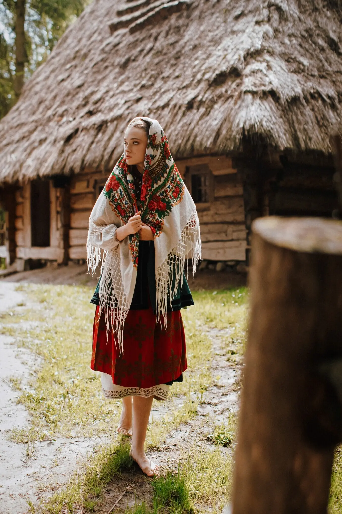 Ein junges Mädchen geht im Dorf in einem traditionellen ukrainischen Kleid.