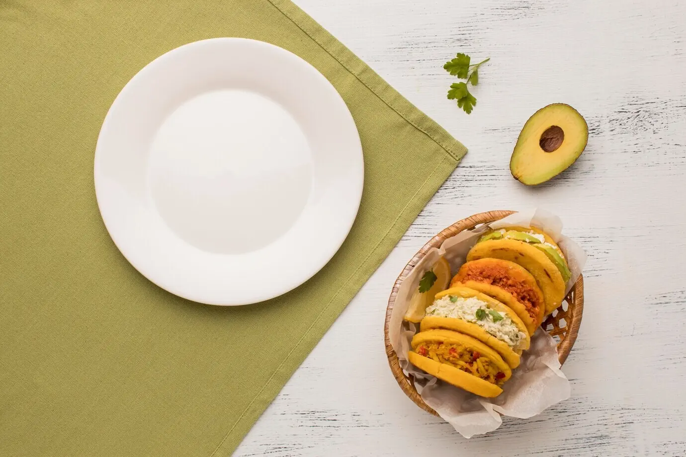 Draufsicht auf köstliches Essen und einen Teller