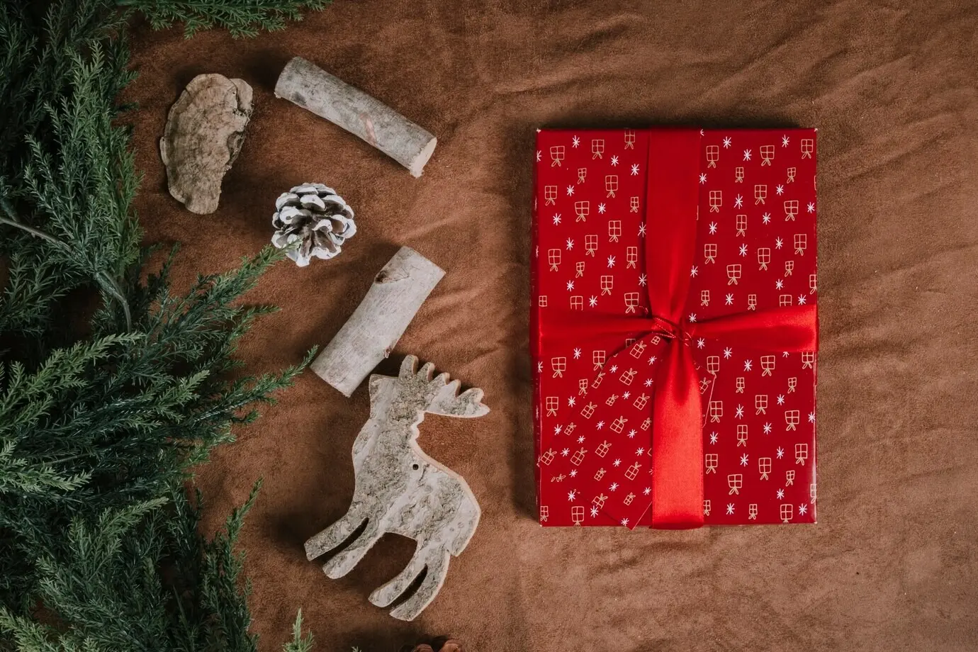 Geschenkbox und Weihnachtsdekoration